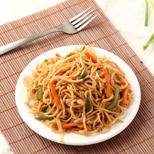 https://cdn1.foodviva.com/static-content/food-images/chinese-recipes/veg-hakka-noodles/veg-hakka-noodles.jpg