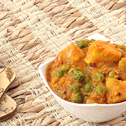 Potato Green Peas and Paneer Curry with Tomato Gravy