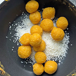 Pumpkin Coconut Ladoo (Recipe In Hindi)
