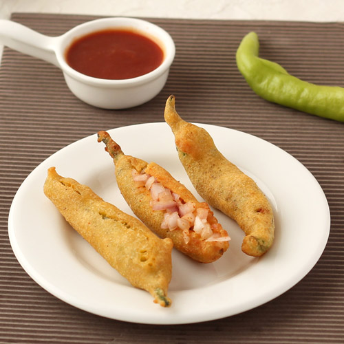 Onion Stuffed Mirchi Ke Pakode